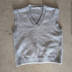 Zara gray v-neck sweater vest - M